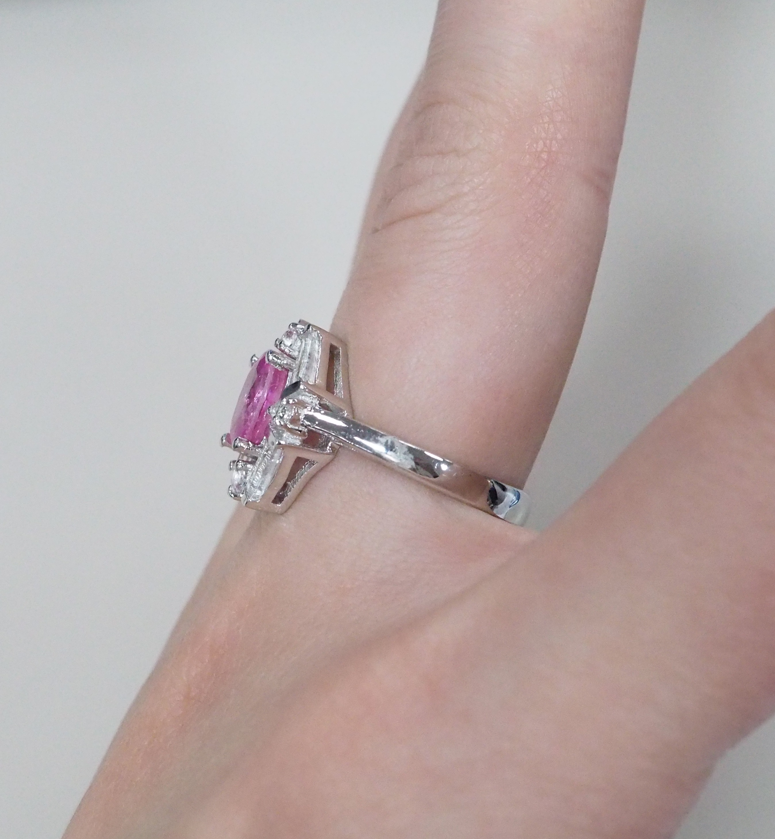 Серебряное кольцо с розовым сапфиром